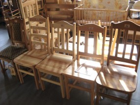  Krzesła z litego drewna