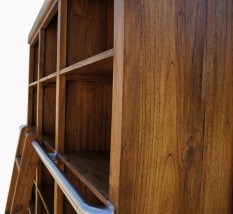 Biblioteczka z litego drewna z drabinką idealna do gabinetu, salonu lub pracowni.